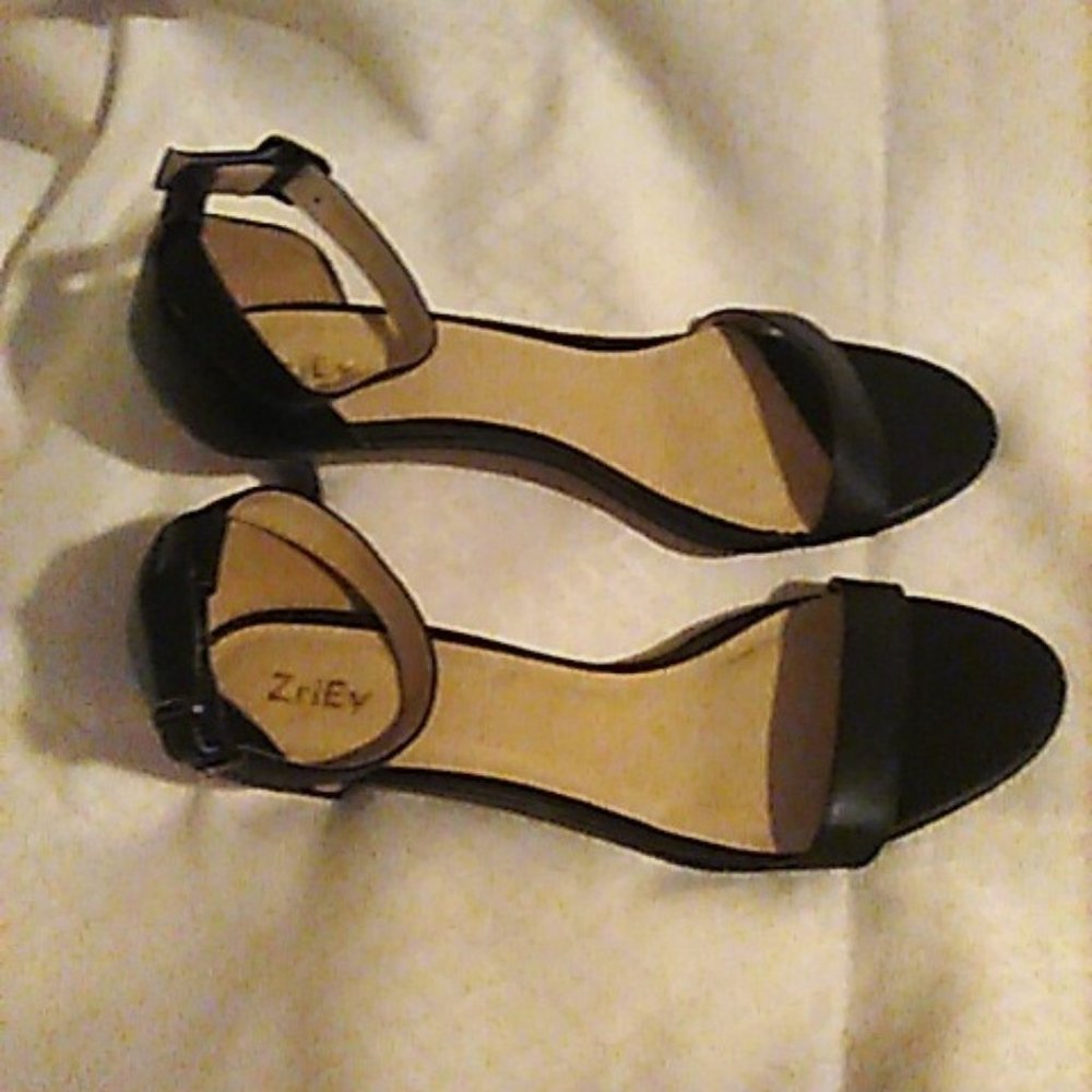 ZriEy Sandals 9.5M Ankle Strap Black Kitten Heels